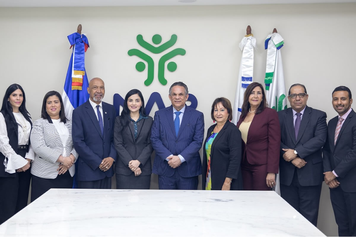 La Directora Ejecutiva del INAIPI, y el Ministro de Administración Pública junto a personalidades de ambas entidades